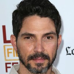 莫里斯·孔特 - 毒梟通緝令演員 飾演Roberto