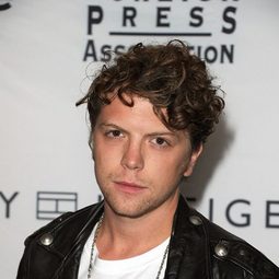 Michael Seater 飾演 Peter