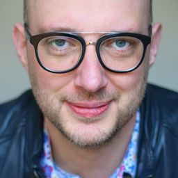 Raimund Berens 飾演 News Anchor (voice)