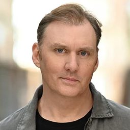 Scott Nicholson 飾演 Cop