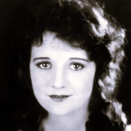 Alice Day 飾演 Betty Owen