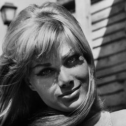 Christa Linder 飾演 Gwen