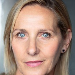 Miriam Lucia 飾演 Doreen Welsh