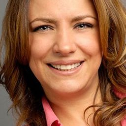 Ebru Aykaç 飾演 Eylül's Mother