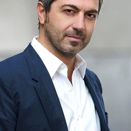 Emanuele Secci 飾演 Henry Hackford