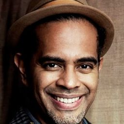 Jair Oliveira 飾演 Carlos Cavalcante