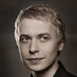 Roland Laos 飾演 Paul