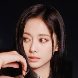 周子瑜 飾演 Self