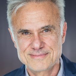 Victor Bevine 飾演 Coach