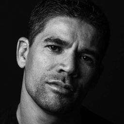 Grant Powell 飾演 Howard