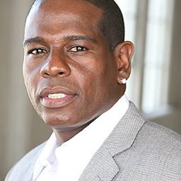 Anthony McKinley 飾演 Hucky-G