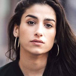 卡羅琳娜·尤斯特 飾演 Ana