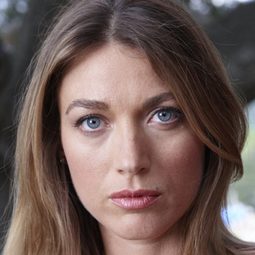 娜塔莉·吉 - 豁出去清單演員 飾演Kristen