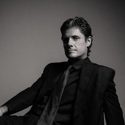 吉米·納瓦羅 - 獵鷹上升演員 飾演Thiago Santo