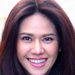 Sueangsuda Lawanprasert 飾演 Mom