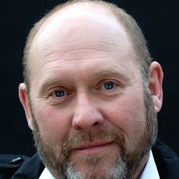 Tony Pritchard 飾演 Field