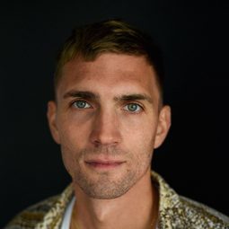 Simon Mantei 飾演 Tom