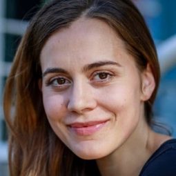 Jacqueline Le Saunier 飾演 The Mother