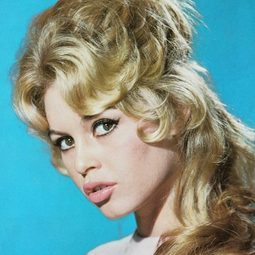 碧姬芭鐸 - 江湖女間諜演員 飾演Maria I