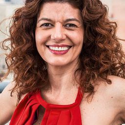 Gilda Nomacce 飾演 Secretária do Diretor Kainz