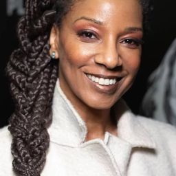 Adriana Lessa 飾演 Lurdes