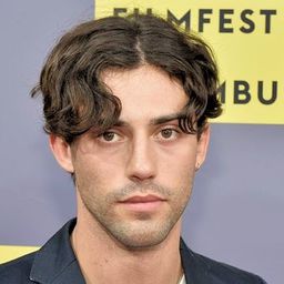 Aaron Altaras 飾演 Leon Saldo