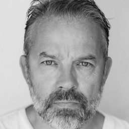 Christian Skolmen 飾演 Dirigent Madsen