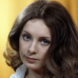 Danuta Kowalska - 闇罪無間演員 飾演Kozlov's Mother