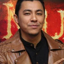 山蘇·尤索夫 飾演 Adam