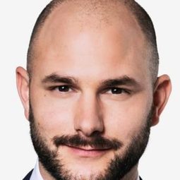 Michael Rauchenstein 飾演 Presenter of “Tagesschau”