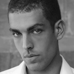 Valentin Wilbaux 飾演 Bouncer