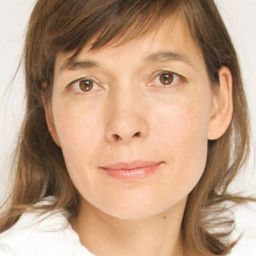 Simone Bendix 飾演 Ymers mor