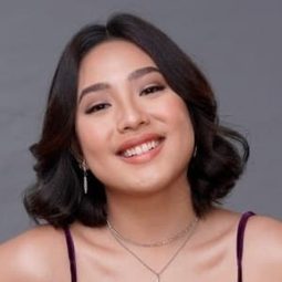 Rita Daniela 飾演 Violet