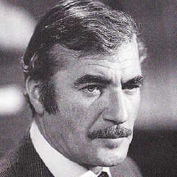 奈傑爾·達文波特 飾演 Larry Mason