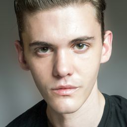 Vincent Beard 飾演 Lee’s Worker