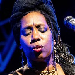 Durga McBroom 飾演 Heels