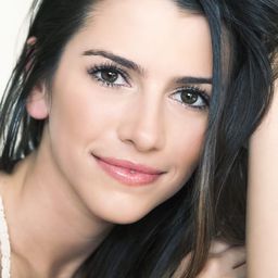 Bianca Haase 飾演 Valerie