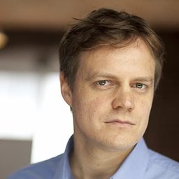 Jonathan Eliot 飾演 Martin Gare