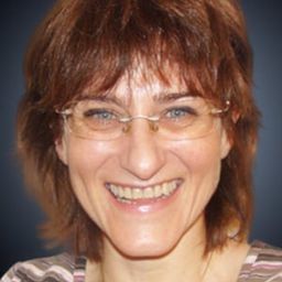 Liliana Gavrilescu 飾演 Cashier