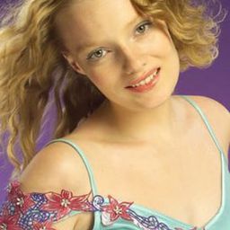 Kelly Harrison 飾演 Young Emilia