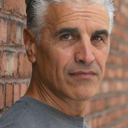 Marcello Bezina 飾演 Cookie