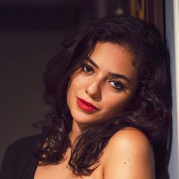 Tharaa Goubail 飾演 