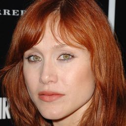 Gabriella Pession 飾演 Angela