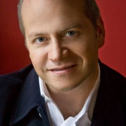 Patrick Summers 飾演 Conductor