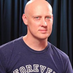 Shannon McCormick 飾演 ICE Officer