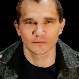 Alexander Zamuraev 飾演 Police lieutenant