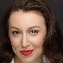 Leah Roberts 飾演 Young Mother