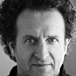 Daniel Brière 飾演 Maurice