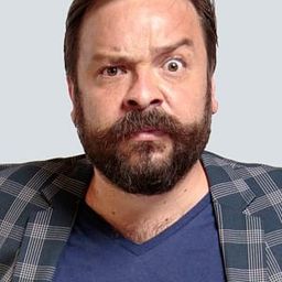 Miguel Pérez Gil 飾演 Emilio