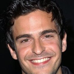 Jonathan Cherry 飾演 Spumoni Agnellos